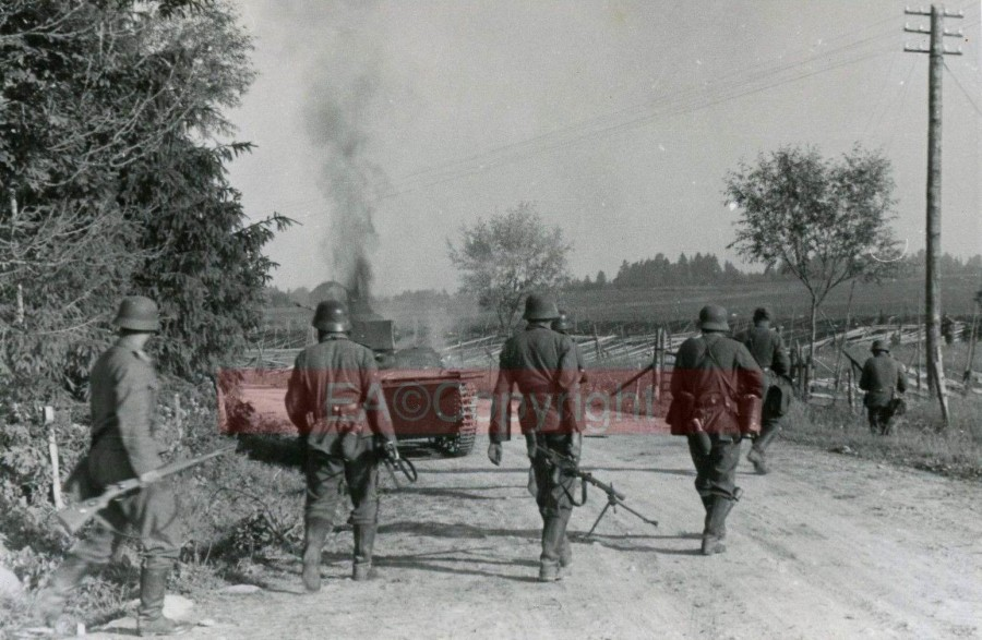 Судя по пейзажу - Прибалтика. Никак не могу понять, что несет центральный персонаж. То ли пулемет MG-13, то ли какое-то противотанковое ружье.