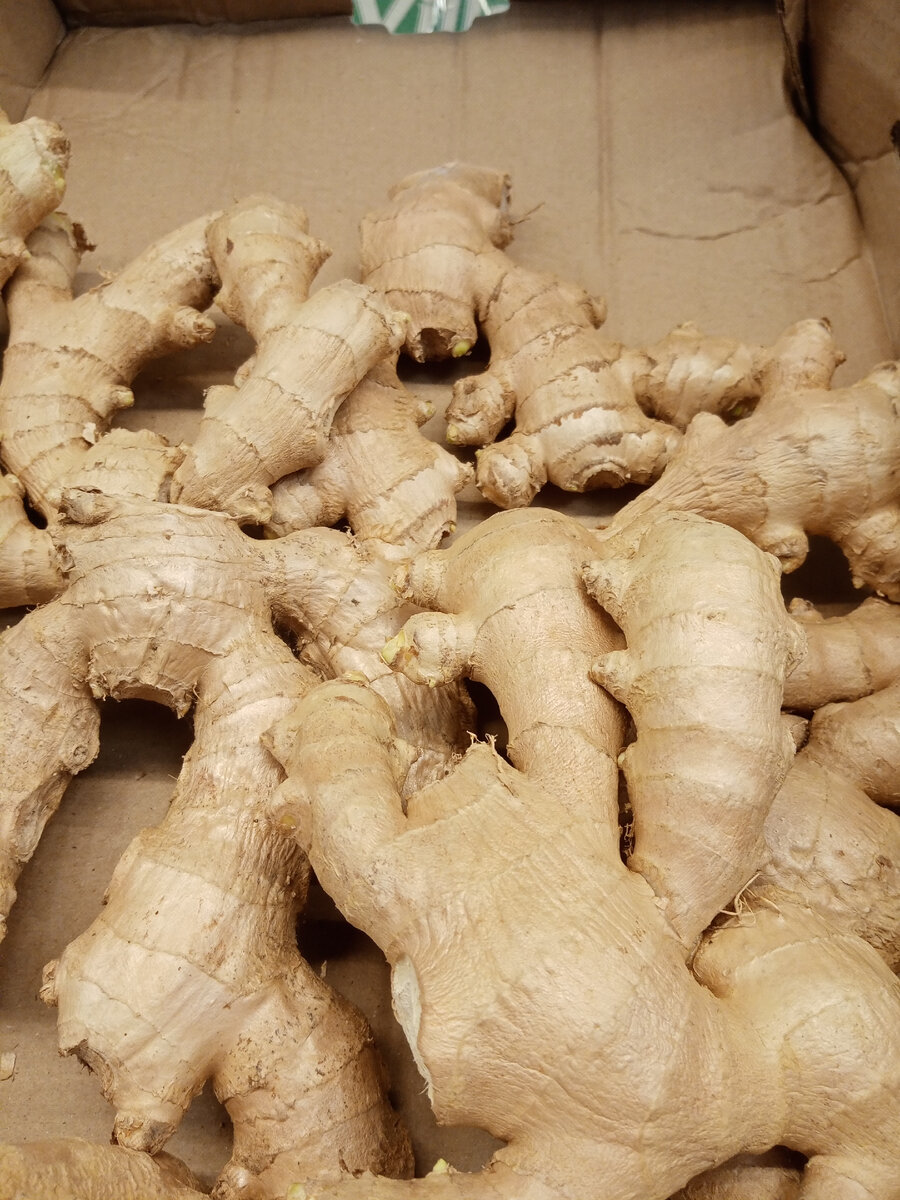 Имбирь. Вроде смотрится неказисто, а столько полезности в этом корне.