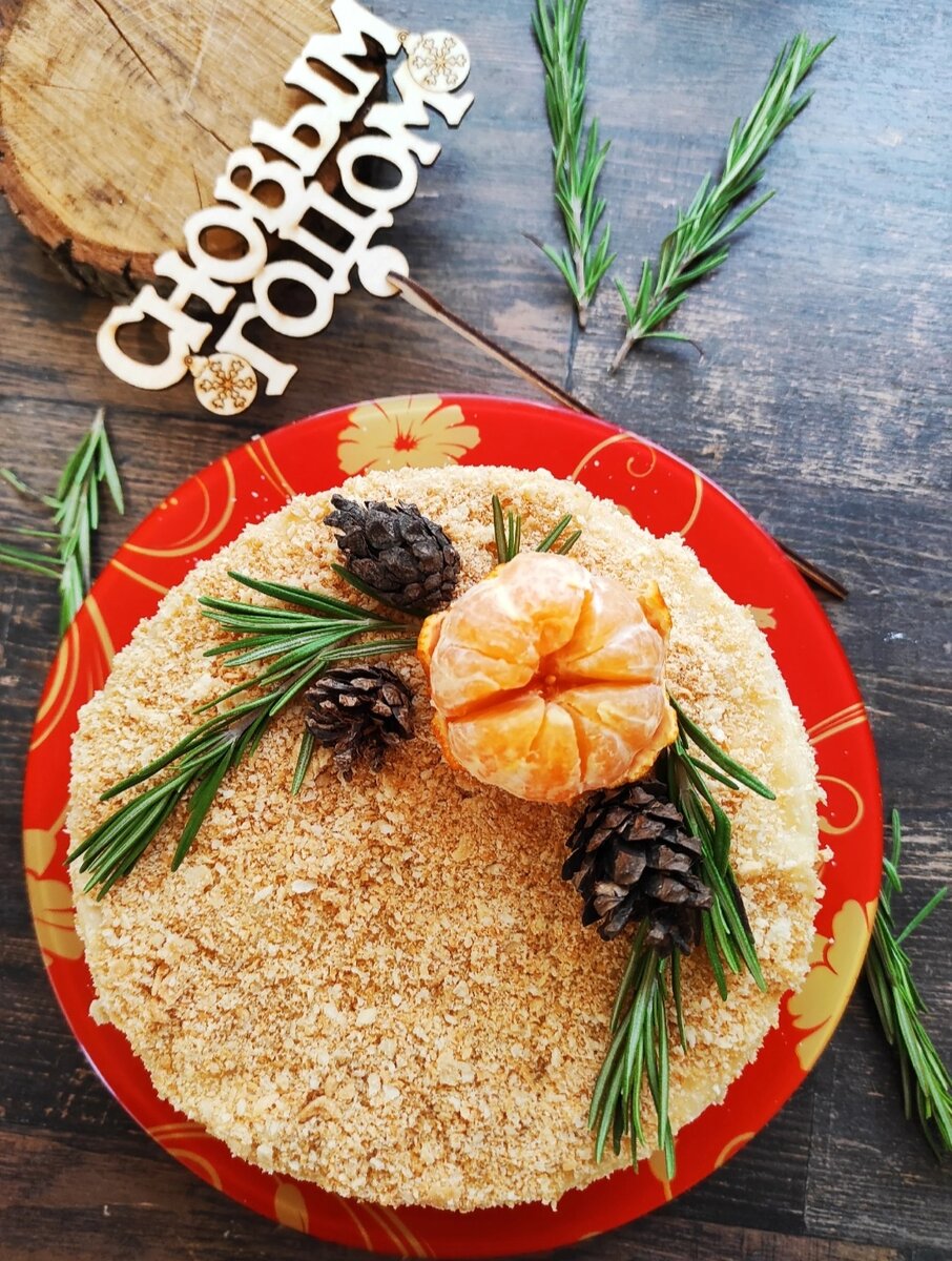 Прошлогодний Наполеон. Конечно, торт печь ещё рановато, а вот купить банку икры, шампанское, горошек, колбасу - самое время