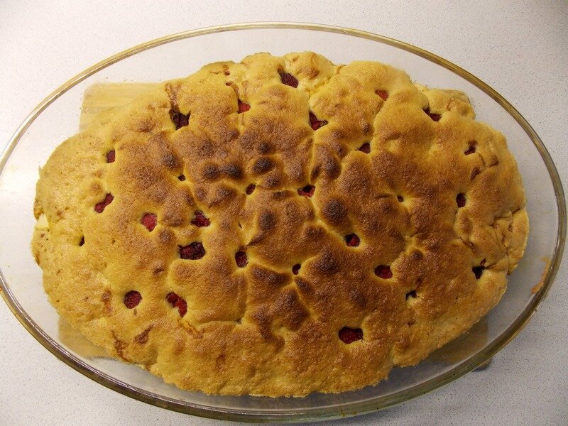 Примерно так может выглядеть готовая шарлотка по классическому рецепту, но с небольшими дополнениями.