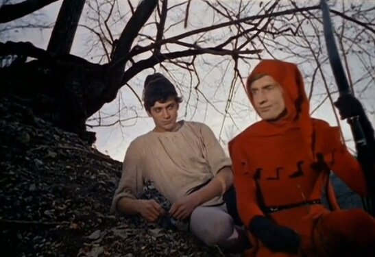 Кадр из фильма. Георгий Лапето и Игор Ясулович в оранжевом костюме участника движения сопротивления, живущего в лесу