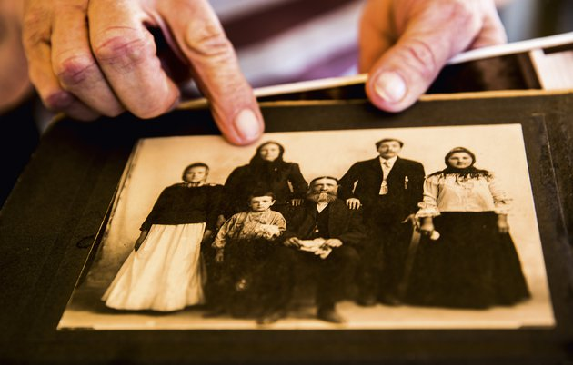 Жительница поселка Люба Рогова-Самарина попросила не фотографировать ее, но охотно показала снимки из семейного архива. 