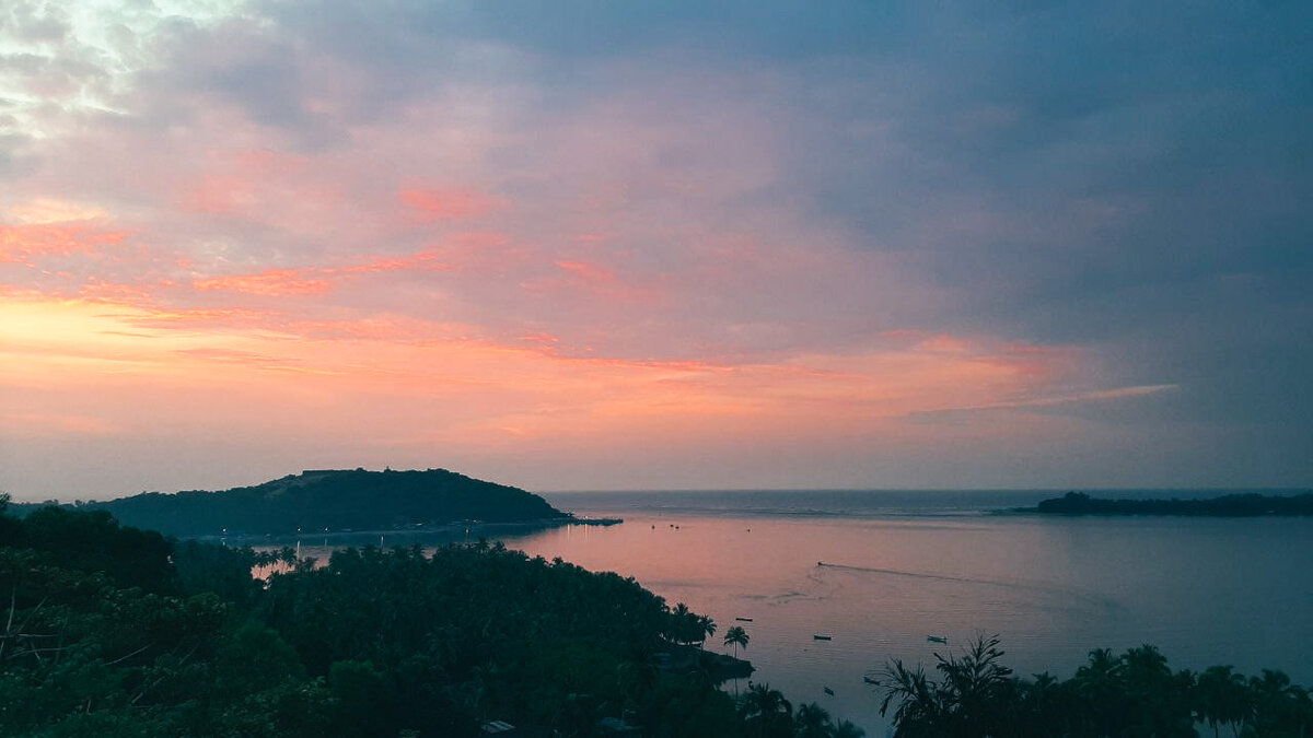 А ещё эту фразу уместно говорить, встречая сансет (важная гоанская традиция). На фото - закат с обзорной площадки в Анджуне.