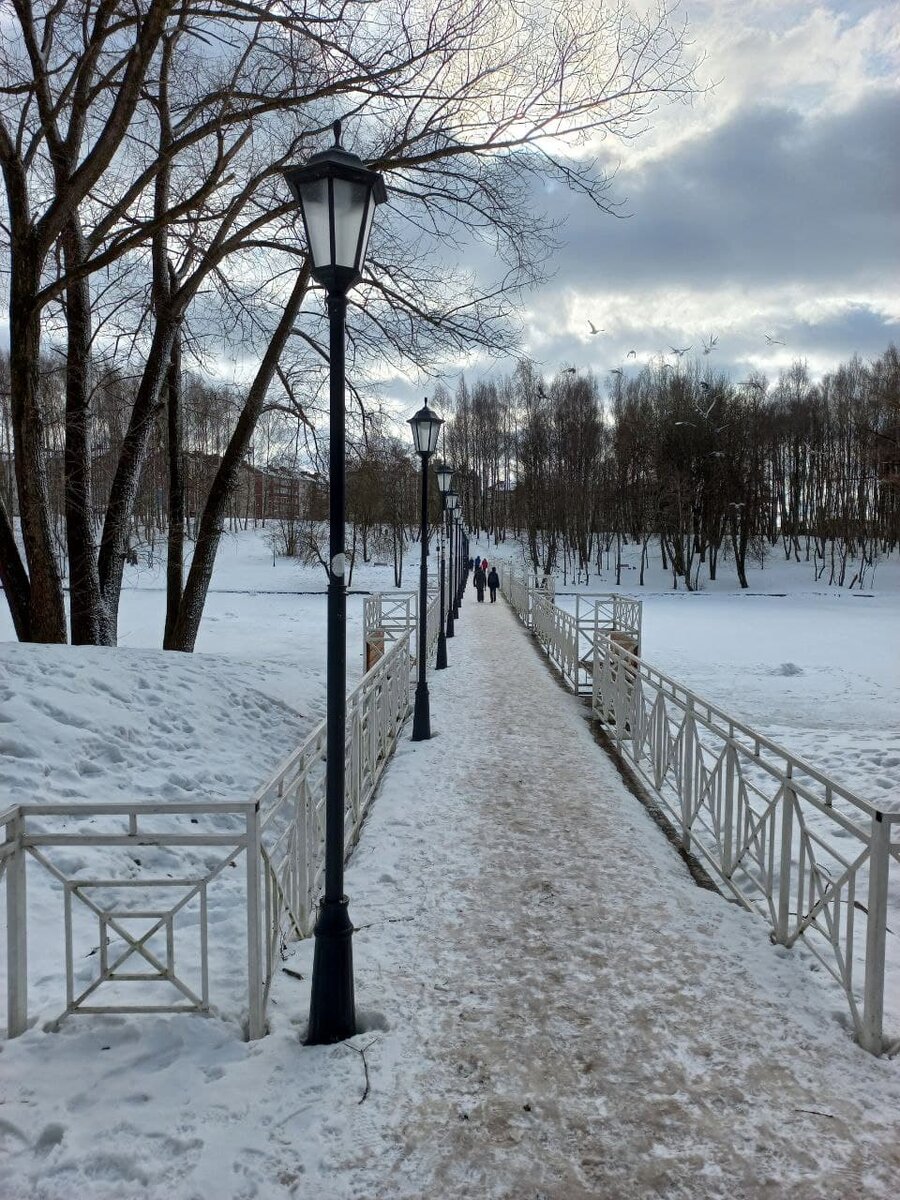 Собственно, мост в Смоленском парке. Красивое место... И прыгать невысоко. )))