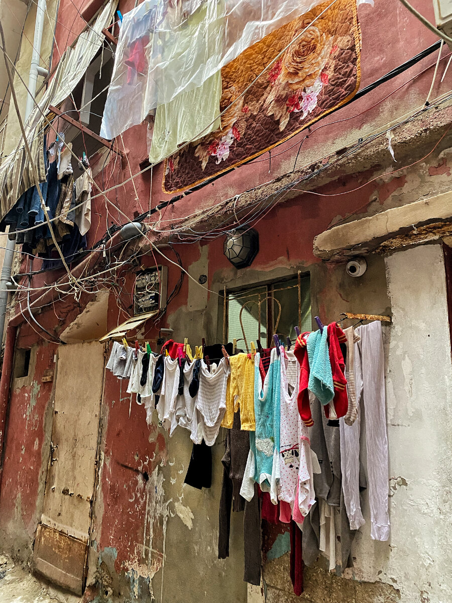 Так сушат вещи прям на улице.