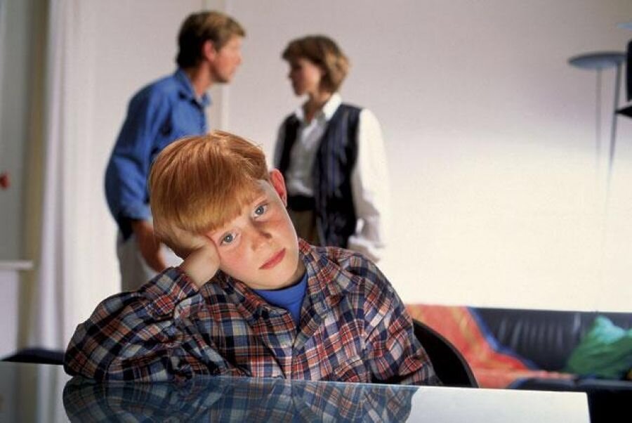 Воспитание ребенка. Родители и дети. Мама в стрессе. Родители ругают ребенка. Родители не в себе.