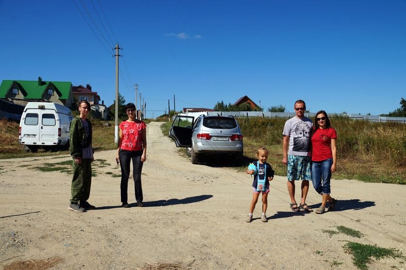 Путешественники на улице Новоскатовки. Листайте галерею. Там есть ещё фото