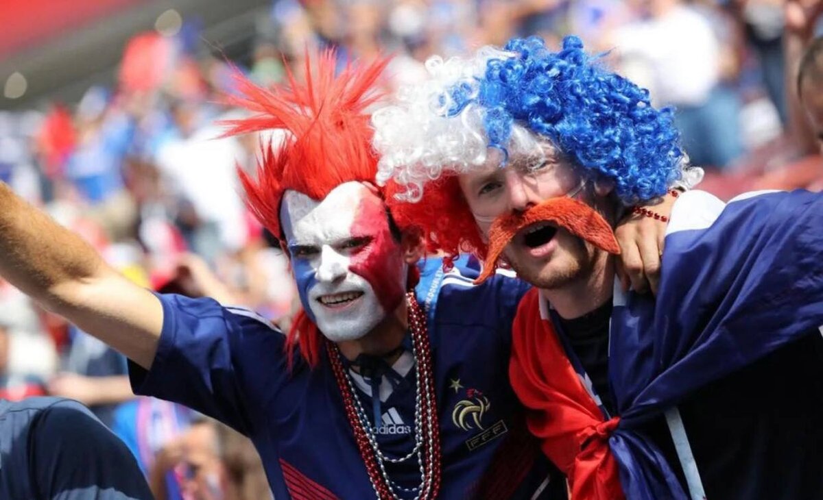 Здесь на фото справа - мой муж-француз во время чемпионата мира по футболу в России