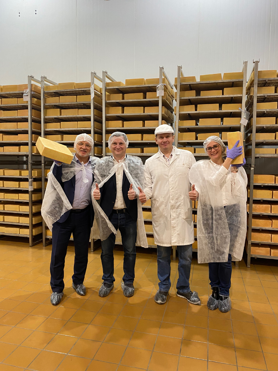 Посещение сырного хранилища. На фото: Сергей Резуненко, Сергей Баранов, Сергей Черных, Вера Мозговая (я)