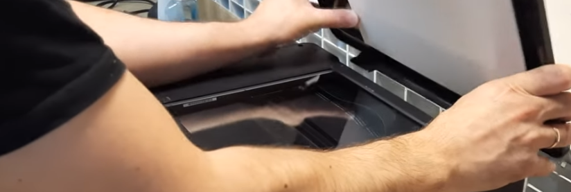 Откручиваем винт по центру на верхней крышке