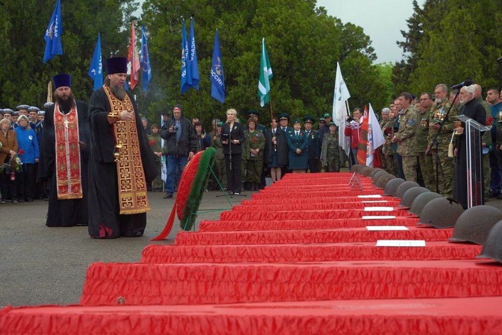 Торжественная церемония захоронения советских солдат на Мемориальном кладбище под Севастополем. Источник: sev.gov.ru