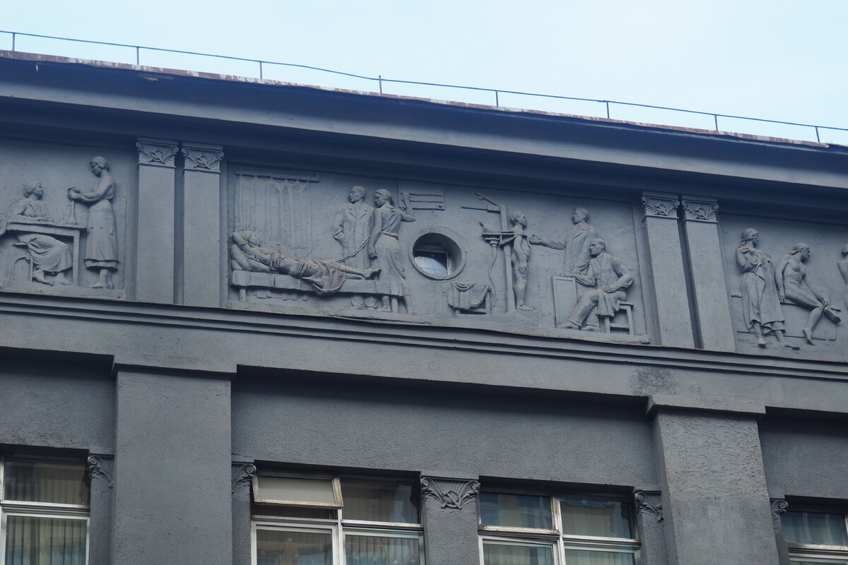 рельефное украшение на фасадах и в интерьерах зданий 7 букв