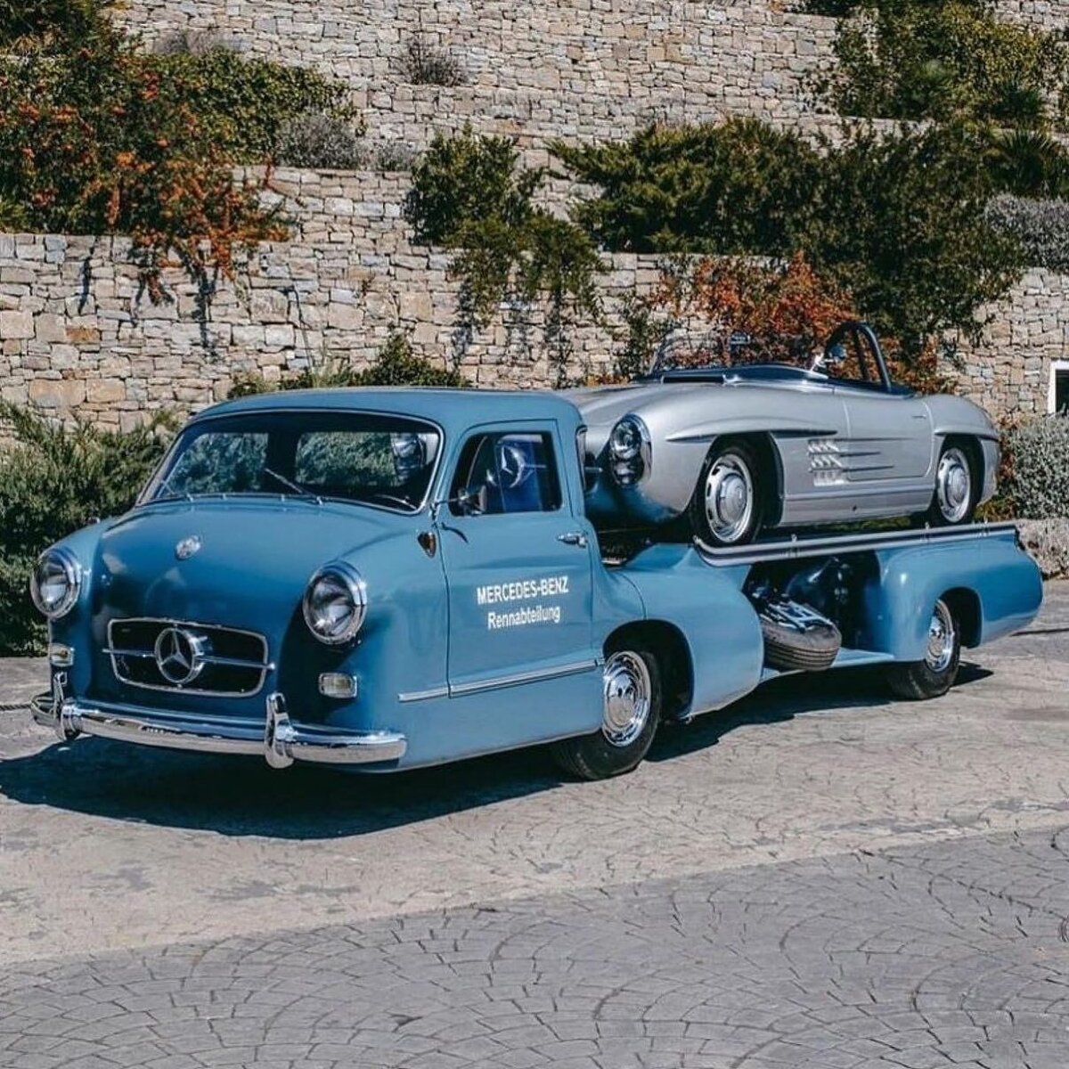 Грузовой автомобиль, построенный специально для скорой перевозки болидов до гоночных трасс. Также известен под именем «голубое чудо».

На нем стоит не менее крутое авто - Mercedes 300 SLR “Gullwing”