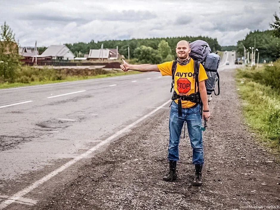 Парень голосует на дороге