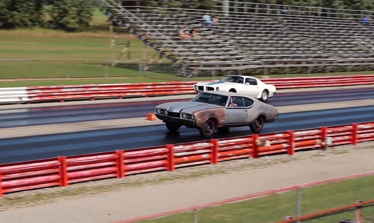 Даже находясь не в лучшей форме, Hurst/Olds легко уходит от Pontiac Firebird Trans Am. Фото: Youtube.com
