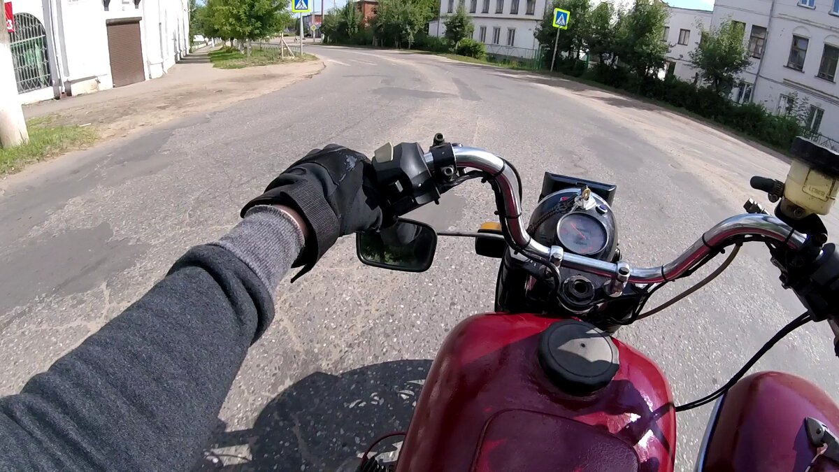 Едет мотоцикл достаточно шустро, так как он на 17-ых колёсах и с девяткой в редукторе. 