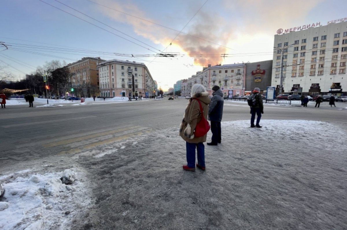    Даже в центре Мурманска сложно ходить без ледоступов.