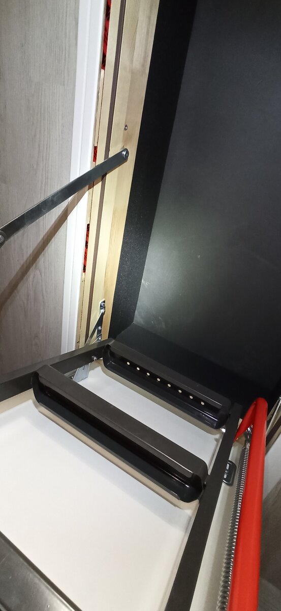 Вид снизу на закрытый верхний люк.