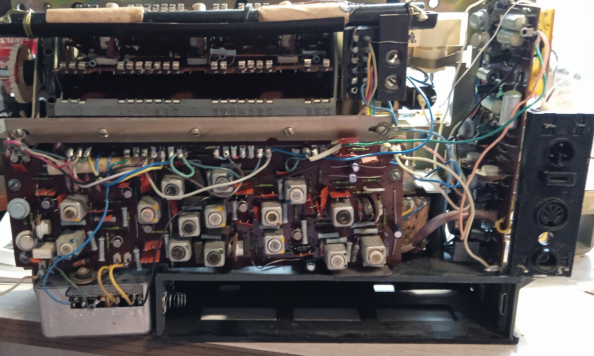 Радиоприёмник с замененными конденсаторами. 