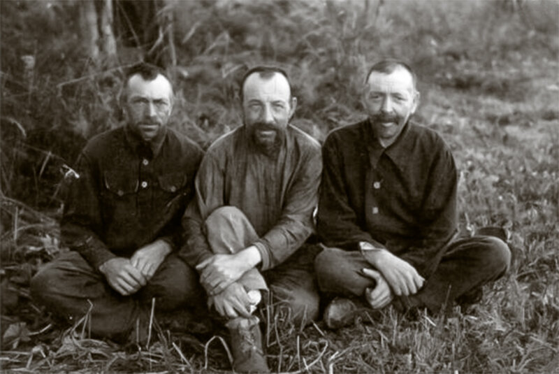 Заключенные Томасинлага. Асино, 1951. Справа - з/к  Антон Васильевич Дудин, В.К. Осташин. Источник: фотоархив мемориального музея