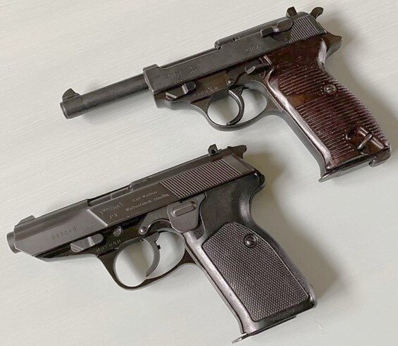Пистолеты П38 (вверху) и П5 (внизу).
