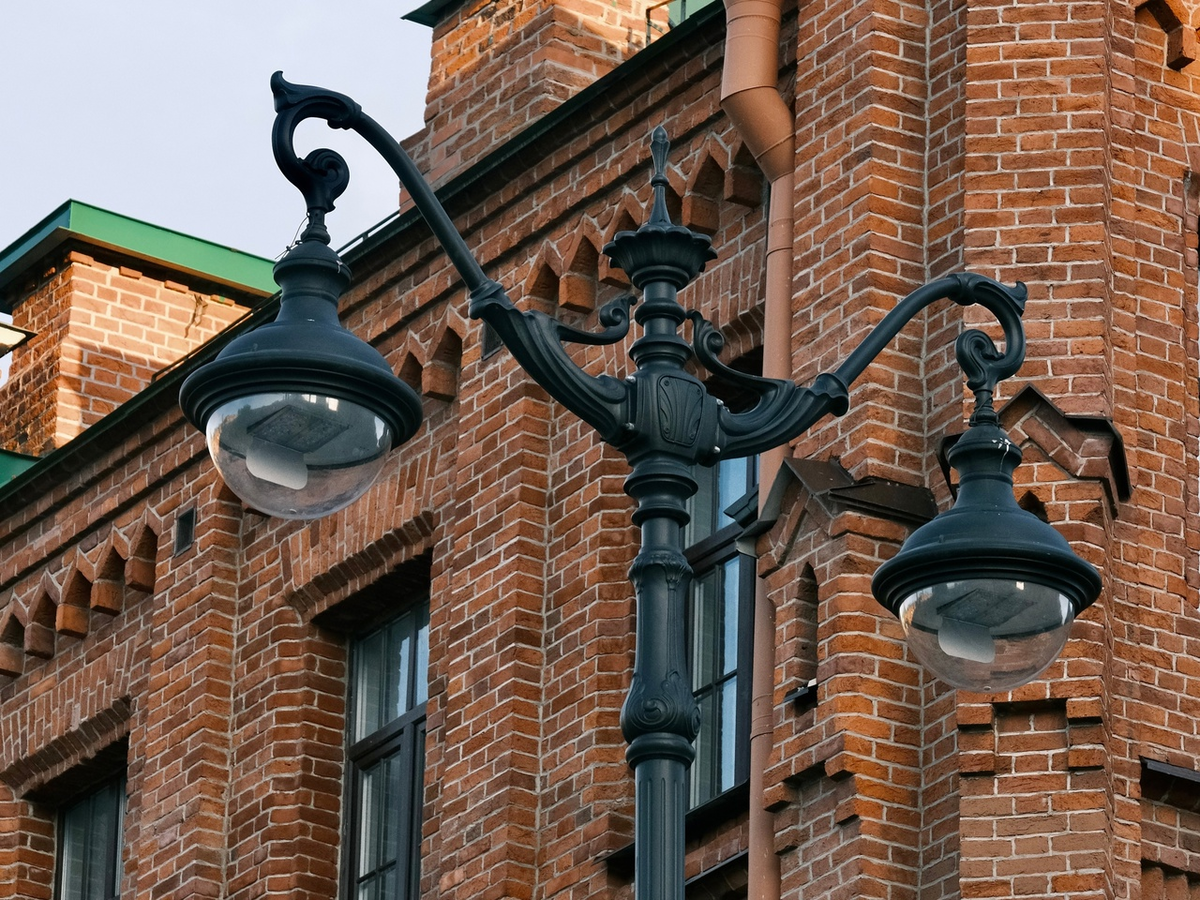 Новые чугунные фонари у бывшей Евангелической больницы