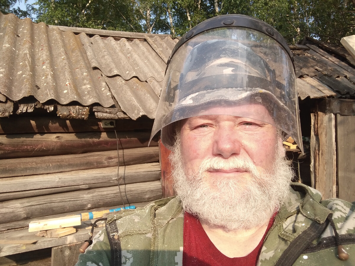 Техника безопасности превыше всего. Пластиковый щиток надёжно защищает от опилок глаза