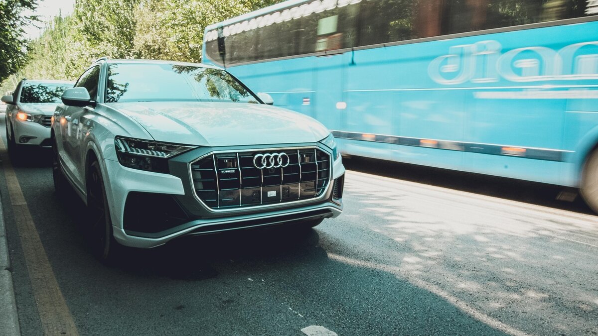     Предположительно строительство развязки в Нагаево стало причиной очередной пробки около ж/д переезда.