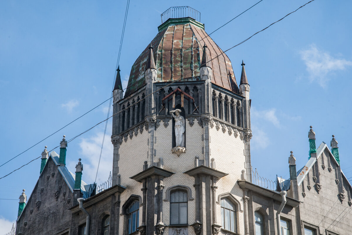 Адрес дома — 7-я Красноармейская улица 28-30; Измайловский проспект, 16