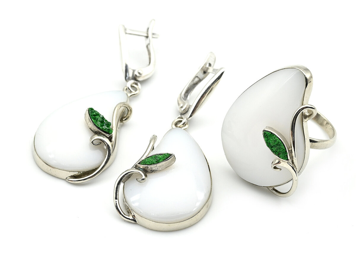 Кольцо и серьги с кахолонгом. Листик в композиции - из другого уральского самоцвета - уваровита, прозванного уральским изумрудом.  Фотографы: Алашова Е.И., Тарынин А.С.