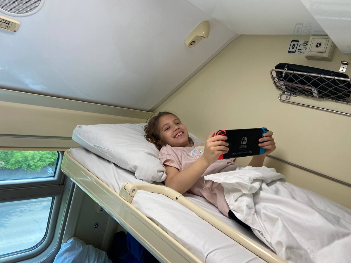  Юная пассажирка поезда «Таврия» // Фото: пресс-служба компании «Гранд Сервис Экспресс» 