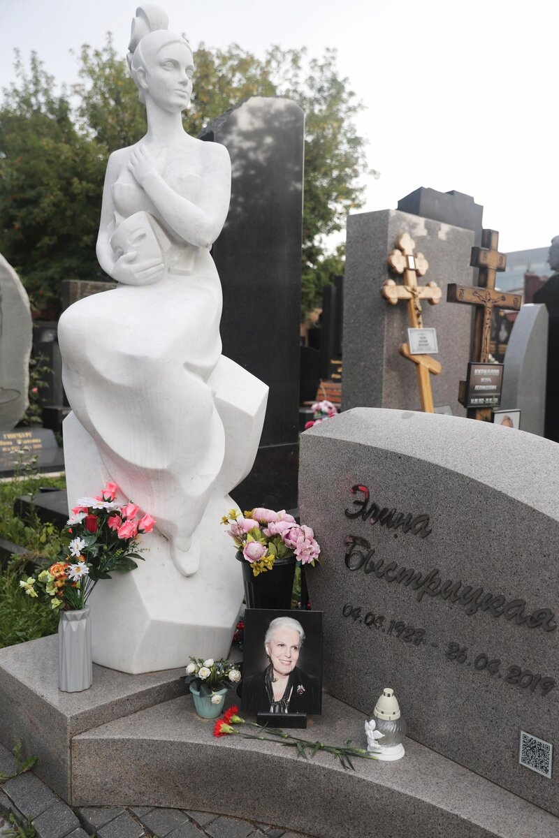    Памятник на могиле Элины Быстрицкой на Новодевичьем кладбищеPersonastars