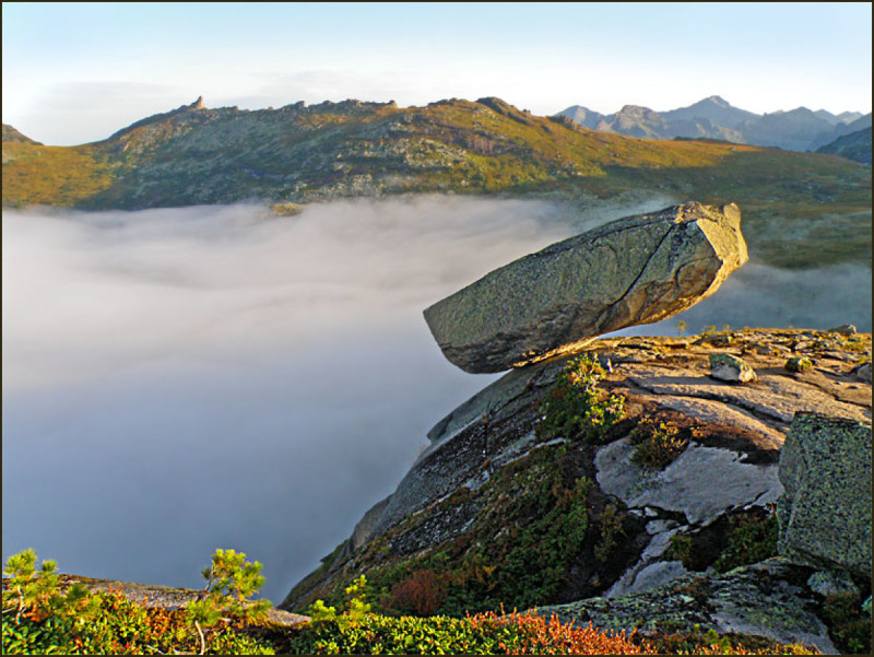 Висячий камень фото туристов