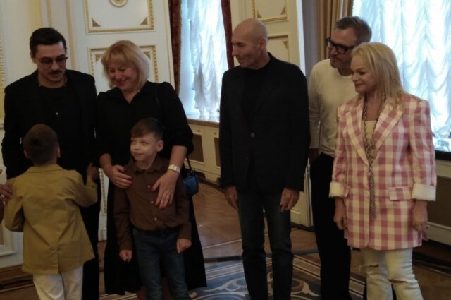    На «Доброй волне» исполнилась мечта девятилетних братьев Гриши и Вовы из Севастополя. Они мечтали увидеться с Димой Биланом, сфотографироваться с ним. Фото:  АиФ/ Ольга Любимова