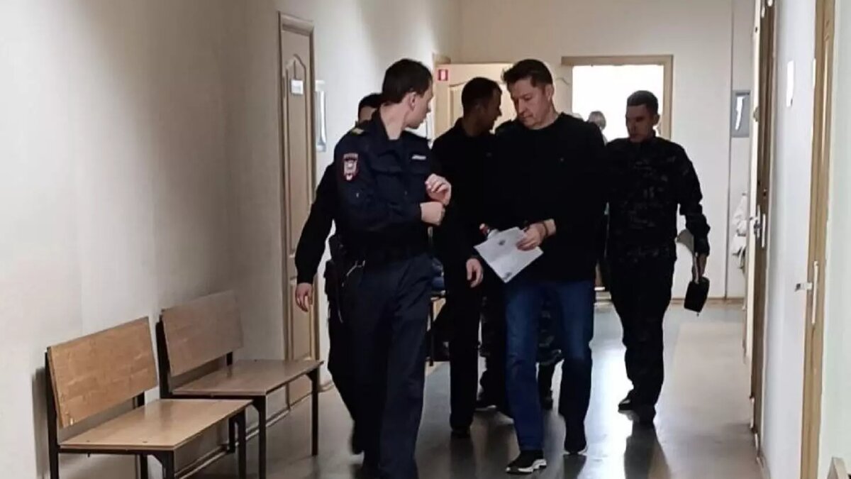     С учетом позиции прокуратуры Индустриального района Ижевска суд изменил меру пресечения в виде домашнего ареста на заключение под стражу на 2 месяца в отношении бывшего мэра столицы Удмуртии Олега Бекмеметьева. Это произошло сегодня утром, сообщает пресс-служба прокуратуры Удмуртии.