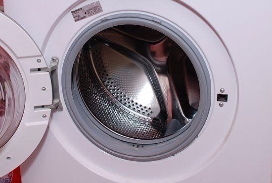  Залейте 2 стакана белого уксуса в стиральную машину и запустите длинный цикл стирки с горячей водой без добавления одежды и других моющих средств.
