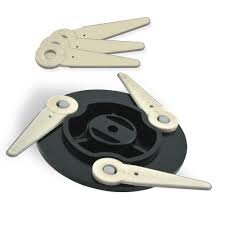 Снимаем нижнее звено и на его место ставим головку с пластиковыми лезвиями. Их три. Закрываем крышкой.