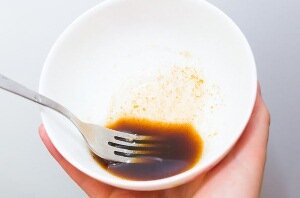 Смешайте в миске половину бальзамического уксуса и оливковое масло. Взбивайте вилкой до образования однородной смеси.