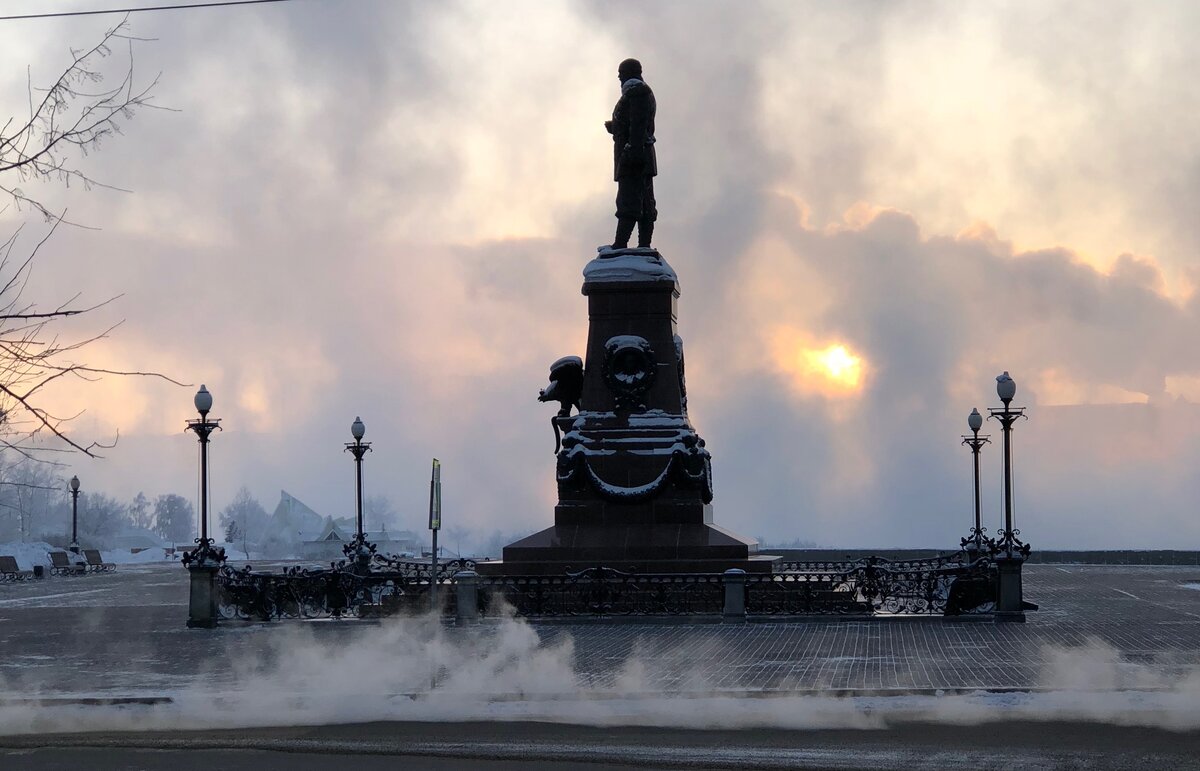 Александр III демонстративно смотрит в противоположную сторону нежели Ленин, расположенный неподалёку.