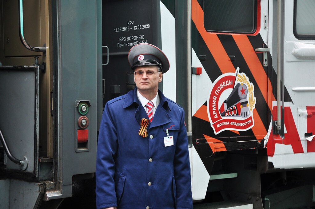  Сегодня утром в Омск на первый путь прибыл поезд агитационнный поезд № 1440 "Армия Победы". Как когда-то 70 лет назад, он везет солдат и бронетехнику. В течение двух часов горожане смогли познакомиться с экспозицией, увидеть выступления лучших военных коллективов на импровизированной сцене-вагоне - Академического ансамбля песни и пляски Российской Армии имени А.В. Александрова, Культурного центра Вооруженных Сил Российской Федерации. Поезд «Армия Победы» 20 апреля стартовал с Белорусского вокзала Москвы, чтобы посетить 24 российских города. Всероссийская акция закончится во Владивостоке 8 мая, куда будет доставлена копия знамени Победы.

