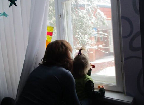 Мы с Викой и печеньками смотрим в окошко 