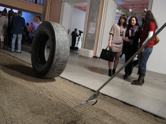  Инсталяция "Колесо". Обратите внимание на рисунок протектора.