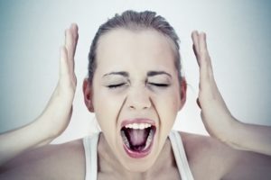 Зачастую способность издавать звуки пропадает из-за перенесенного стресса. В этом нет ничего удивительного: ученые давно доказали, что психологические факторы способны влиять на возникновение и развитие соматических нарушений. Эмоции, которые могут вызвать сбой в функционировании связок: сильный испуг, гнев, горе или длительное переживание неприятной ситуации. При этом способность говорить не всегда пропадает сразу, бывает так, что постепенно издаваемые звуки становятся все более грубыми и сиплыми. В конце концов, человек обнаруживает, что он полностью потерял голос.