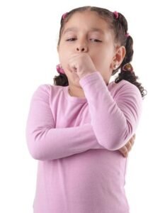 Что влияет на установление диагноза? У детей с физиологической стороны предопределено вытекание выделений и слизи из органа обоняния, и слюны по задней стенке носоглотки. По этой причине слизь накапливается и удалить ее возможно только посредством подкашливаний. Если ребенок подкашливает в утреннее время, необходимо проверить наличие насморка. При появлении зубов у малыша повышается слюнотечение, что становится первопричиной болезни.
 Если такой симптом наблюдается и в ночное время, то на вопрос, почему ребенок кашляет, ответит врач. Обычно патология возникает по причине аллергической реакции или сосредоточения слизи в бронхах. Важно не медлить и получить консультацию у врача.
 Непродолжительное выражение такого симптома может быть связано с физиологическим строением связок, мягкого неба, или воспалением аденоидов. Они механическим образом влияют на дыхание, чем и затрудняют его.
 Если малыш кашляет продолжительное время, то это может быть связано с пребыванием в организме паразитов. Чаще всего первопричиной становятся глисты. Поэтому в обязательном порядке необходимо сдать анализы.