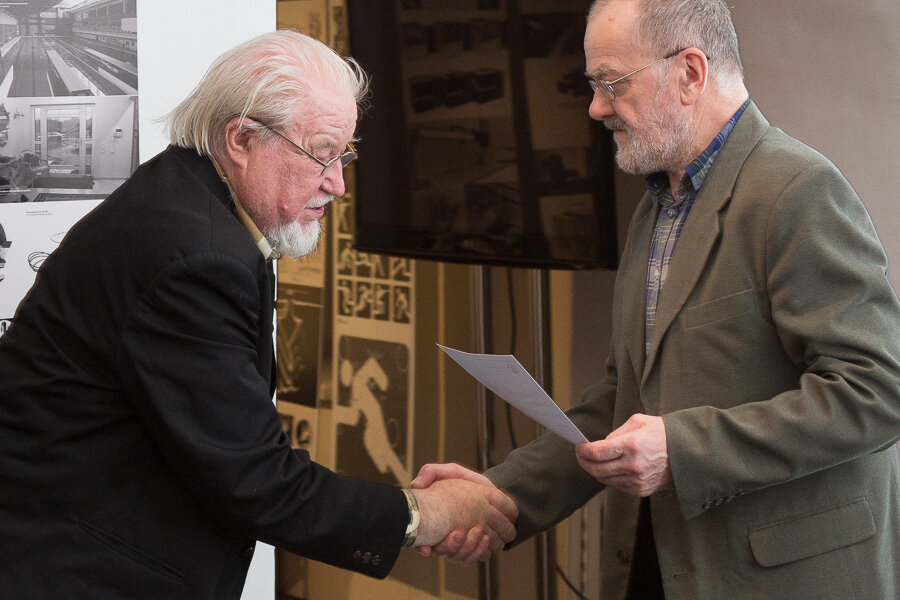 Председатель Правления СПб СД А.В. Тимофеев вручает А.В. Веснину Почетный знак СПб СД на встрече ветеранов 22 декабря 2017 года