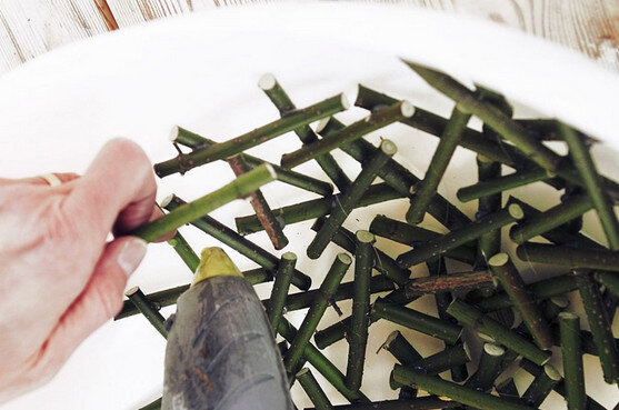 Выбери пресс-форму для будущего изделия. Подойдет глубокая миска, поднос, салатница. Размести самые толстые ветки на дне. Постепенно добавляй палочки так, чтоб избежать слишком больших отверстий между ними. Перекрещивать их не нужно.