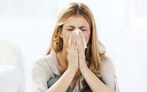 Насморк может быть вызван разными вирусами. Каждый из них локализуется по-своему. Сильный ринит развивается под действием риновирусов, которые заселяют слизистые поверхности гайморовых пазух. Это стимулирует формирование отека и выделения.
 Насморк – защитная реакция организма на проникновение патогенных микроорганизмов. Слизь в носу имеет антисептические свойства, связывает аллергены между собой, убивает микробы и очищает пазухи. Капли во время кормления грудью помогают уменьшить отек и объем продуцируемой слизи, но полное излечение наступит только при выздоровлении от первичной болезни.
 Ринит развивается в несколько стадий: