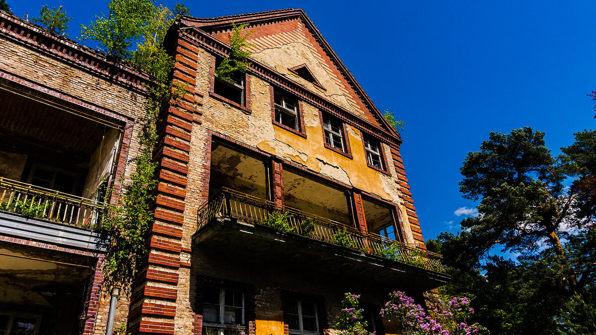 Здание фасад балкон. Abandoned balcony. City 、abandoned balcony. Iva 4