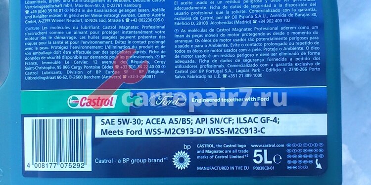  undefinedВзаимодействие различных масел</strong> «></p>
<p><em>Для правильного функционирования двигателя необходима правильная смазка его элементов.</em> Виды моторных масел могут отличаться по своим характеристикам, таким как вязкость и состав. Поэтому важно понимать, какие последствия может привести смешивание различных масел.</p>
<p><em>Основной риск смешивания разных моторных масел заключается в том, что они могут несовместимыми взаимодействовать друг с другом.</em> Такая несовместимость может привести к образованию отложений, потере вязкости и плохой эффективности смазки двигателя.</p>
<h3> <strong>Рекомендации от производителей</strong> </h3>
<p><em>Большинство автопроизводителей и производителей моторных масел рекомендуют использовать однородные масла одного производителя и вязкости, чтобы избежать нежелательных последствий.</em> Это связано с тем, что каждый производитель стремится создать масло со своими уникальными составляющими, которые взаимодействуют наилучшим образом со своими двигателями. Поэтому использование смешанных масел разных производителей может вызвать снижение производительности и негативно повлиять на долговечность двигателя.</p>
<p><em>Тем не менее, существуют исключения, когда производители рекомендуют смешивать масла различных производителей или вязкостей.</em> Однако, в таких случаях необходимо строго следовать рекомендациям производителя и учитывать особенности работы конкретной модели автомобиля.</p>
<h3> <strong>Как выбрать правильное масло?</strong> </h3>
<ol>
<li> <em>Ознакомьтесь с рекомендациями, предоставленными производителем автомобиля.</em></li>
<li> <em>Обратите внимание на рекомендации производителей моторных масел по использованию конкретного масла или его совместимости с другими маслами.</em></li>
<li> <em>При сомнениях или неуверенности, консультируйтесь с автомобильным специалистом.</em></li>
</ol>
<h2>Важность совместимости и последствия смешивания моторных масел</h2>
<p>При смешивании моторных масел разных производителей и характеристик возникают различия, которые могут значительно повлиять на работу двигателя. Поэтому важно учитывать факторы, влияющие на совместимость, и принимать во внимание возможные последствия.</p>
<div style=