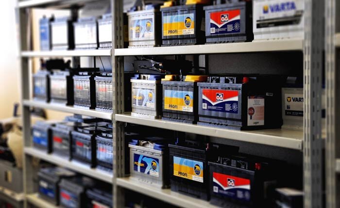 Существуют аккумуляторы AGM, которые устанавливаются на машины с системой старт-стоп, или если батарея находится под сиденьем. Данные батареи обеспечивают большое колличество циклов "разряд-заряд" (в 3-4 раза больше, чем у обычных) и служат дольше обычных при тяжелых условиях работы. К минусам можно отнести стоимость AGM батарей - в 3 раза выше, чем у обычных.
